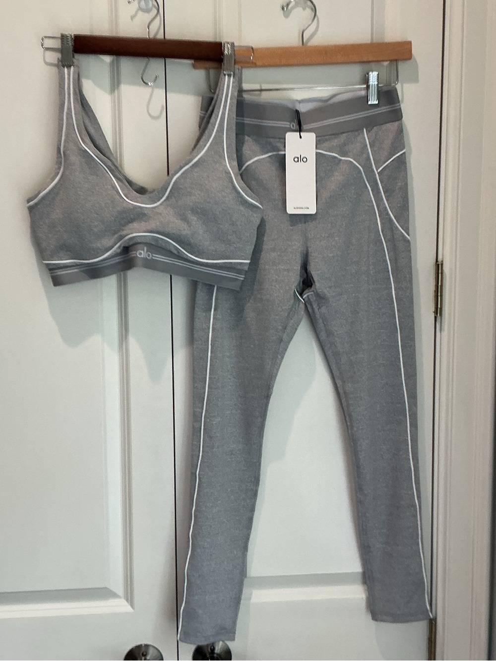 ALO Yoga Airbrush Seamless Sports Bra and Leggings Set Size L
